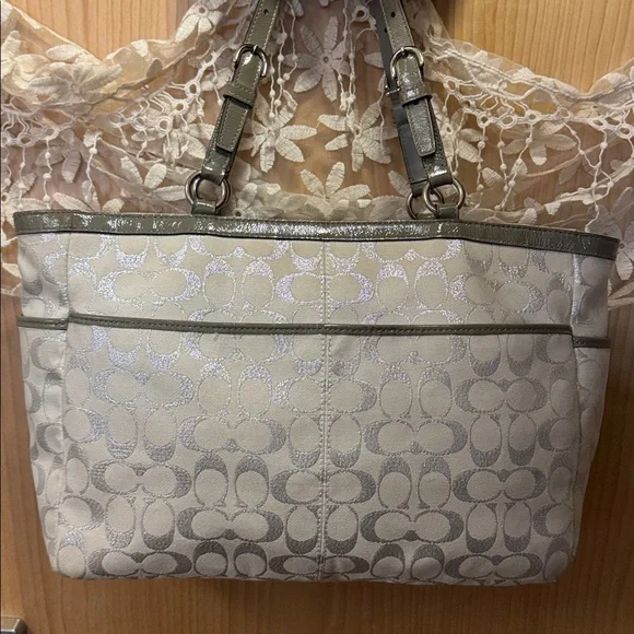 EUC COACH purse. Flawless inside and out. Straps adjustable on both sides. Badge - Picture 13 of 16
